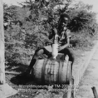 Jongen tapt water uit een openbare kraan in een houten vat; Waterleiding (Collectie Wereldmuseum, TM-20003910), Lawson, Boy