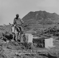Man op een ezel bij een waterput; Waterleiding (Collectie Wereldmuseum, TM-20003911), Lawson, Boy