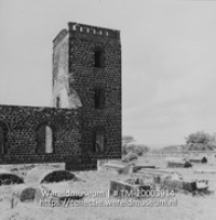 Restanten van een kerk en kerkhof; Begraafplaats en ruine van de Ned. Hervormde kerk (Collectie Wereldmuseum, TM-20003914), Lawson, Boy