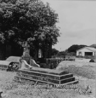 Graven op het kerkhof bij de ruine van de Ned. Hervormde kerk; Begraafplaats en ruine van de Ned. Hervormde kerk (Collectie Wereldmuseum, TM-20003916), Lawson, Boy