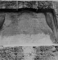 Een grafsteen uit 1770 op het oude kerkhof bij de ruine van de Ned. Hervormde kerk; Oude Ned. Hervormde begraafplaats, graf-opschrift (Collectie Wereldmuseum, TM-20003917), Lawson, Boy