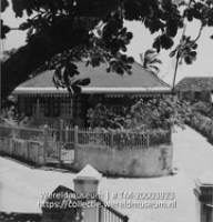 Hoekwoning met ommurde tuin; Woning (Collectie Wereldmuseum, TM-20003923), Lawson, Boy