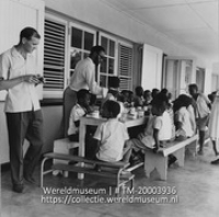 Schoolkinderen tijdens de lunch; Maaltijd van schoolkinderen lager onderwijs (Collectie Wereldmuseum, TM-20003936), Lawson, Boy