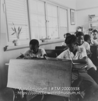 Kinderen in hun leslokaal op een school voor lager onderwijs; School voor lager onderwijs (Collectie Wereldmuseum, TM-20003938), Lawson, Boy