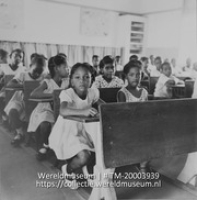 Kinderen in hun leslokaal op een school voor lager onderwijs; School voor lager onderwijs (Collectie Wereldmuseum, TM-20003939), Lawson, Boy