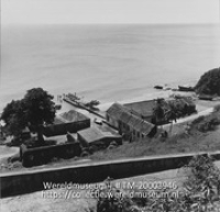 Gezicht op de haven van St. Eustatius, met pakhuizen en landingspier; Oude pakhuizen en landingspier (Collectie Wereldmuseum, TM-20003946), Lawson, Boy