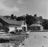 Pakhuizen aan de haven, met op de voorgrond boten op het strand; Oude pakhuizen aan het strand (Collectie Wereldmuseum, TM-20003947), Lawson, Boy