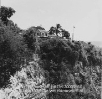 Steile helling met op de top Fort Oranje; Fort Oranje (Collectie Wereldmuseum, TM-20003950), Lawson, Boy