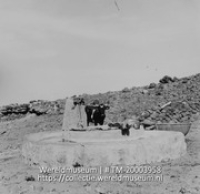 Waterput met drenkplaats voor vee, met een koe erachter; Koe aan drenkplaats (Collectie Wereldmuseum, TM-20003958), Lawson, Boy