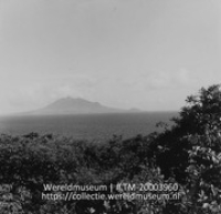 Gezicht over zee vanaf St. Eustatius naar St. Kitts; St. Kitts eiland gezieb vanuit St. Eustatius (Collectie Wereldmuseum, TM-20003960), Lawson, Boy