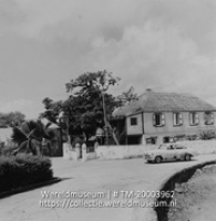 Logement met ommuurde tuin, op de straat een auto; Pasangrahan (Collectie Wereldmuseum, TM-20003962), Lawson, Boy