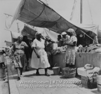 Marktkramen vanaf schepen aan de Ruyterkade; Volkstypen op de Floating market aan de Ruyterkade (Collectie Wereldmuseum, TM-20003969), Lawson, Boy