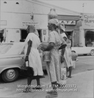 Vrouwen op de Handelskade met boodschappen; Zaterdagmarkt op de Handelskade Kanoekoe-vrouwen (Collectie Wereldmuseum, TM-20003972), Lawson, Boy
