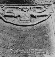 Detail van een grafsteen op de oude Joodse begraafplaats; Grafsteen op de oude Joodse begraafplaats (Collectie Wereldmuseum, TM-20003979), Lawson, Boy