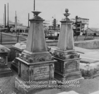 Graven op de Joodse begraafplaats, op de achtergrond de olieraffinaderij; Oude Joodse begraafplaats (Collectie Wereldmuseum, TM-20003994), Lawson, Boy