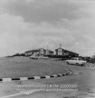 Nieuwbouw arbeidswoningen in wijk Arrarat, eind Kerkhofweg voorbij nieuwe Israelische begraafplaats (Collectie Wereldmuseum, TM-20006009), Lawson, Boy