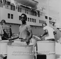 Steel band playing beside a cruise ship moored at the A.C. Wathey Pier (Collectie Wereldmuseum, TM-20006237), Lawson, Boy