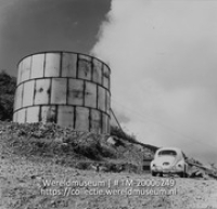 Watertank.; Volkswagen Kever bij watertank; Volkswagen Beetle and water tank (Collectie Wereldmuseum, TM-20006249), Lawson, Boy