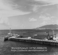 De Wathey pier bij Philipsburg.; HMS Dubois moored at A.C. Wathey Pier; Hr.Ms. Dubois afgemeerd aan de A.C. Wathey Pier bij Philipsburg (Collectie Wereldmuseum, TM-20006274), Lawson, Boy