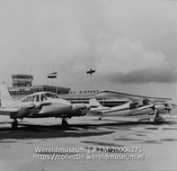 Juliana Airport.; Vliegtuigen op Juliana Airport; Aeroplanes at Juliana Airport (Collectie Wereldmuseum, TM-20006275), Lawson, Boy