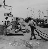 De Wathey pier bij Philipsburg.; Het laden en lossen van langs de A.C. Wathey Pier afgemeerde schepen; Loading or unloading ships moored at A.C. Wathey Pier (Collectie Wereldmuseum, TM-20006276), Lawson, Boy