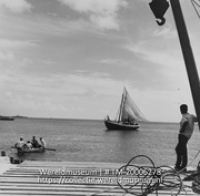 De oude pier van Philipsburg.; Een zeil- en een roeiboot bij de steiger; A sailing vessel and a rowing boat near the pier (Collectie Wereldmuseum, TM-20006278), Lawson, Boy