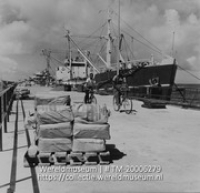 De Wathey Pier bij Philipsburg.; Schepen afgemeerd aan de A.C. Wathey Pier; Ships moored at A.C. Wathey Pier (Collectie Wereldmuseum, TM-20006279), Lawson, Boy