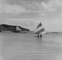 Zeilboten in de Great Bay.; Zeilboot in de Grote Baai; People sailing at Great Bay (Collectie Wereldmuseum, TM-20006287), Lawson, Boy
