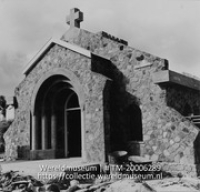 Kerkje in het vissersdorp Beacon Hill aan de Simpson Bay.; Kerk, Beacon Hill; Church, Beacon Hill (Collectie Wereldmuseum, TM-20006289), Lawson, Boy
