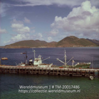 Gezicht op de C. Whatey pier met een Japanse vissersboot en het fregat Dubois.; Gezicht op de C. Wathey pier met een aangemeerde Japanse vissersboot en het marineschip Dubois (Collectie Wereldmuseum, TM-20017486), Lawson, Boy