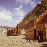 Stukgoederen en vorkheftrucks aan de S. Whatey pier.; Verplaatsen van stukgoederen bij de C. Wathey pier (Collectie Wereldmuseum, TM-20017487), Lawson, Boy