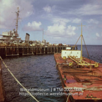 De C. Watey pier met het fregat Dubois en op de voorgrnd een benzine ponton.; C. Wathey pier, op de voorgrond een benzine ponton en aangemeerd het marineschip Dubois (Collectie Wereldmuseum, TM-20017488), Lawson, Boy