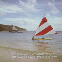 Zeilbootjes in de Grote Baai.; Zeilbootje in de Grote Baai (Collectie Wereldmuseum, TM-20017507), Lawson, Boy