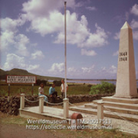 Monument 1648-1948, grenspaal tussen het Franse en Nederlandse deel van Sint Maarten.; Monument op de Frans-Nederlandse grens tussen Cole Bay en Marigot ter herinnering aan het verdelingsverdrag uit 1648 (Collectie Wereldmuseum, TM-20017513), Lawson, Boy