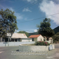 Woningen in Koolbaai.; Woningen bij een verkeersplein in Koolbaai (Collectie Wereldmuseum, TM-20017532), Lawson, Boy