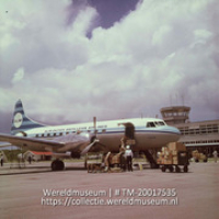 Een toestel van de KLM op Juliana Airport.; Een vliegtuig van de Dutch Antillean Airlines (ALM) op het Juliana Airport (Collectie Wereldmuseum, TM-20017535), Lawson, Boy