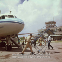 Een trap wordt weggereden van een vliegtuig van de KLM op Juliana Airport.; Het wegrijden van een vliegtuigtrap van de Dutch Antillean Airlines (ALM) op het Prinses Juliana Airport (Collectie Wereldmuseum, TM-20017536), Lawson, Boy