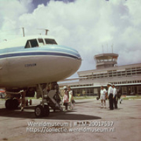Juliana Airport.; Het instappen van passagiers in het vliegtuig van de Dutch Antillean Airlines (ALM) op het Prinses Juliana Airport (Collectie Wereldmuseum, TM-20017537), Lawson, Boy