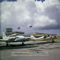 Juliana Airport.; Vliegtuigen op het Prinses Juliana Airport (Collectie Wereldmuseum, TM-20017538), Lawson, Boy