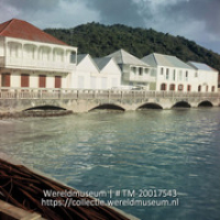Marigot, de havenkant.; Gezicht op de haven van de hoofdstad Marigot, het Franse deel van Sint Maarten (Collectie Wereldmuseum, TM-20017543), Lawson, Boy
