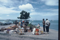 Haven van Marigot, hier wordt groente en fruit verhandeld.; Verkoop van groente en fruit in de haven van Marigot, de hoofdstad van het Franse deel van Sint Maarten (Collectie Wereldmuseum, TM-20017589)