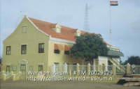 Het voormalige gouvernementshuis te Kralendijk; Kantoor van de gezaghebber te Kralendijk. (Collectie Wereldmuseum, TM-20029129), Lawson, Boy