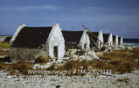 Voormalige slavenhutjes bij de zoutpannen; Slavenhuisjes bij de zoutpannen; Voormalige onderkomens van tot slaaf gemaakten bij de zoutpannen (Collectie Wereldmuseum, TM-20029142), Lawson, Boy