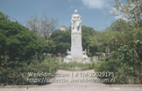 Het standbeeld van Koningin Wilhelmina op het Wilhelminaplein; Het standbeeld van Koningin Wilhelmina in Willemstad. (Collectie Wereldmuseum, TM-20029175)