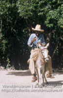 Vervoer per ezel op een kostgrond; Vervoer per ezel in de Koenoekoe. (Collectie Wereldmuseum, TM-20029180)