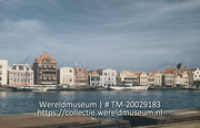 Gezicht op Handelskade, Punda; De Handelskade in Willemstad. (Collectie Wereldmuseum, TM-20029183)