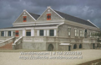 Het Curacaos Museum, gehuisvest in een voormalig quarantaine-hospital uit 1853; Het Gouvernementspaleis in het Fort Amsterdam (Collectie Wereldmuseum, TM-20029189)