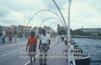 Koningin Emmabrug, de pontonbrug over de St. Annabaai die Willemstad in tweeen deelt; 'De potonbrug over de St.Annabaai die Willemstad in tweeen deelt. De brug heet ''Konongin Emmabrug''' (Collectie Wereldmuseum, TM-20029194)