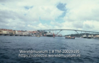 Koningin Julianabrug, de brug over de St. Annabaai die Willemstad in tweeen deelt; 'De potonbrug over de St.Annabaai die Willemstad in tweeen deelt. De brug heet ''Koningin Julianabrug''' (Collectie Wereldmuseum, TM-20029195)
