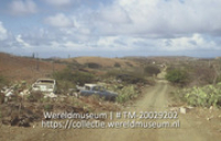 Autowrakken langs de kant van de weg; Curacao kent geen schrootverwerkingsbedrijf. (Collectie Wereldmuseum, TM-20029202)